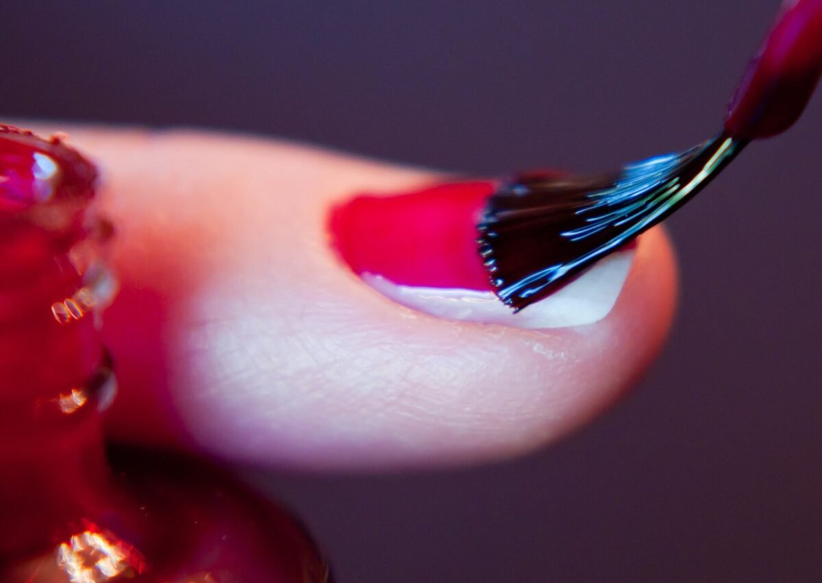 Esmalte de longa duração: o que observar na fórmula e na aplicação