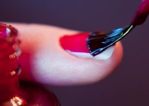 Esmalte de longa duração: o que observar na fórmula e na aplicação