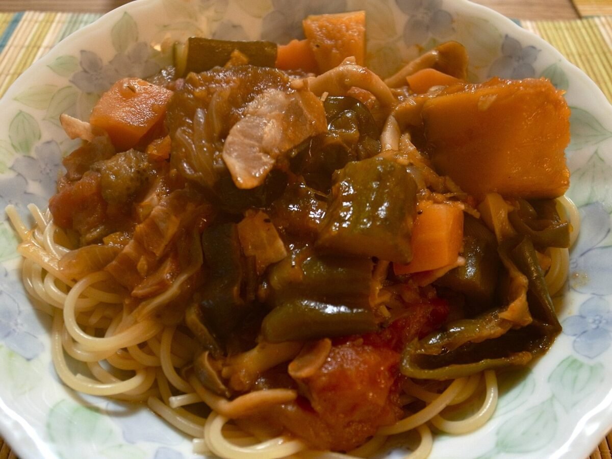Espaguete ao ratatouille combina legumes, ervas e queijo feta