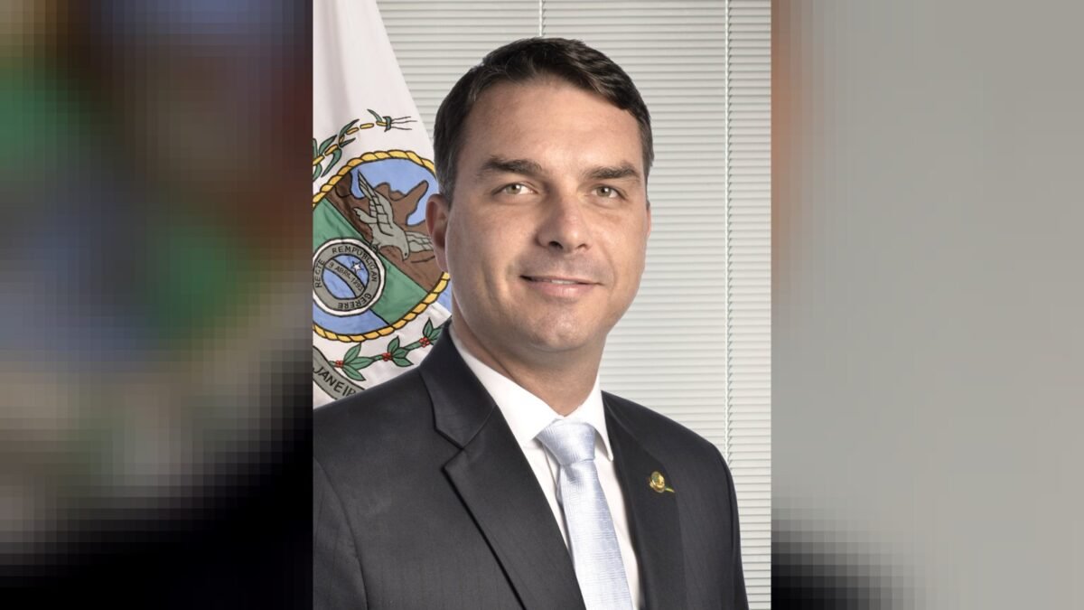 Flávio Bolsonaro defende expansão de laboratório de terras raras em Minas Flávio Bolsonaro