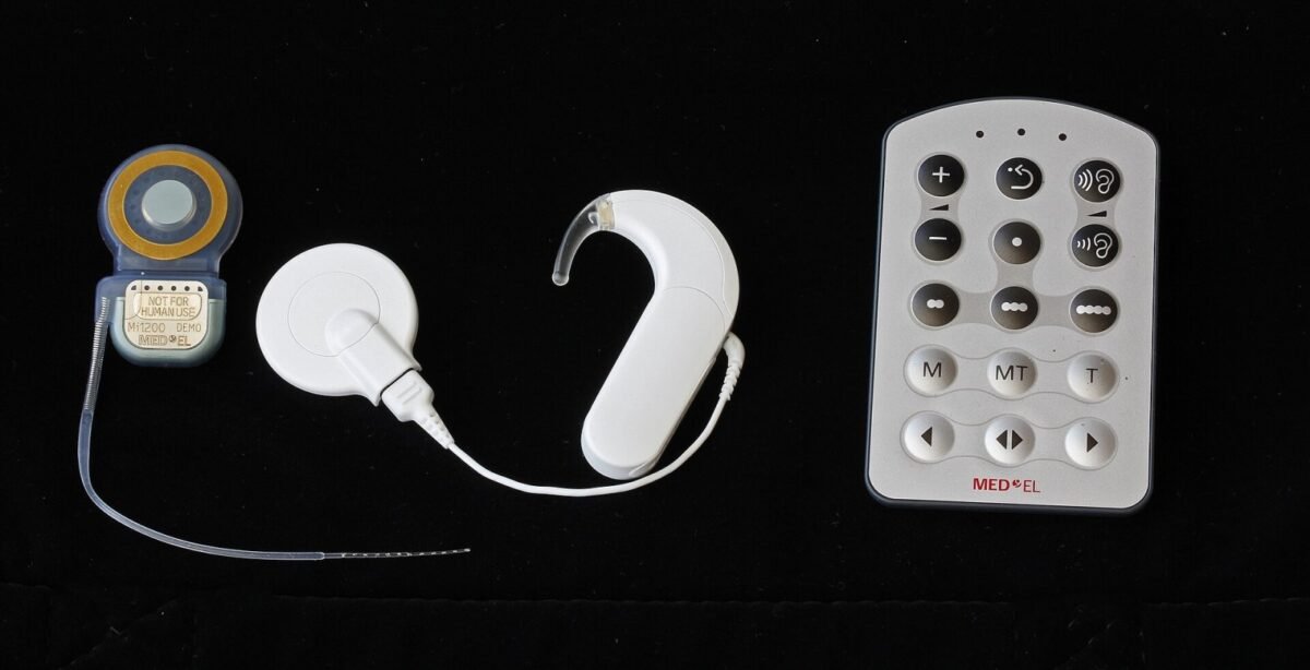 O implante transforma sons em sinais elétricos para estimular o nervo auditivo.