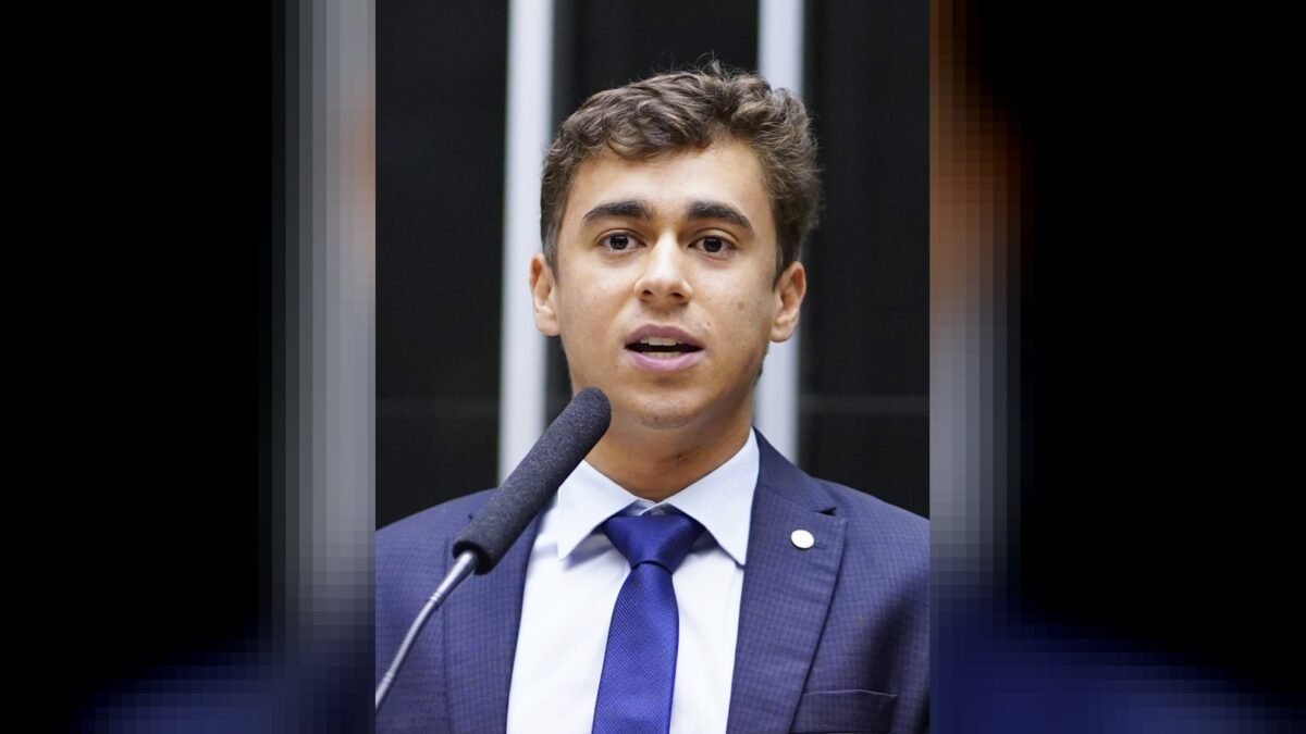 Nikolas Ferreira lança peça de picanha ao público em ato em Governador Valadares Nikolas Ferreira