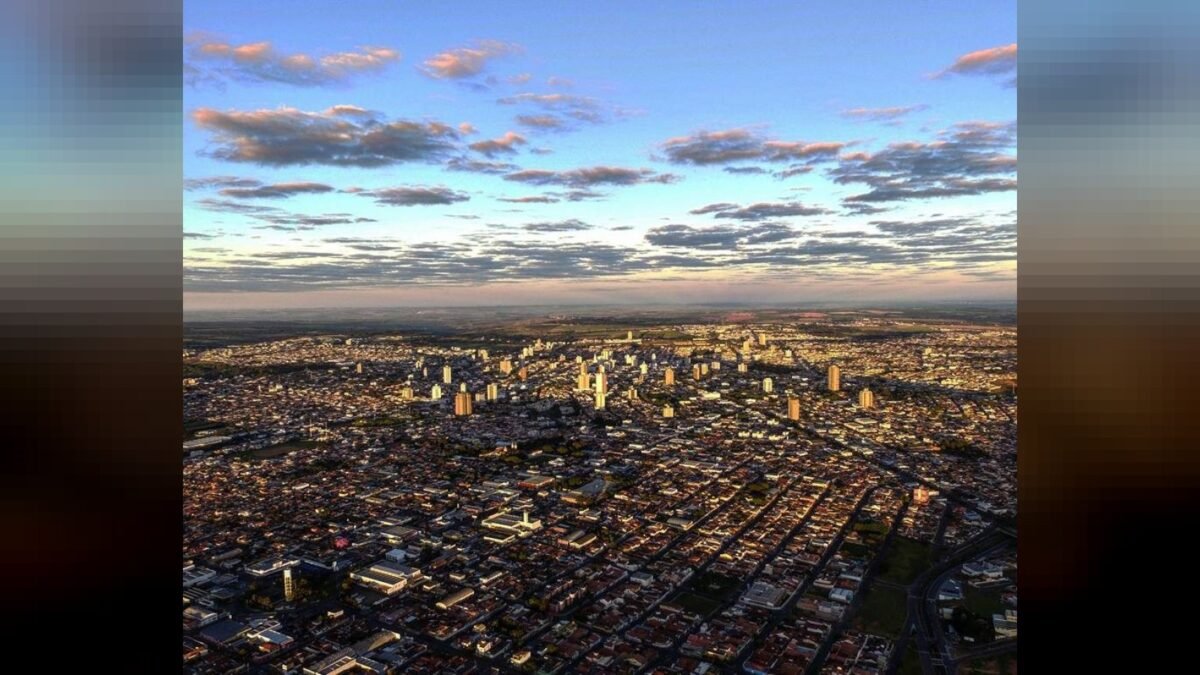 Encontro em Franca reúne cerca de 600 veículos clássicos fabricados entre as décadas de 1920 e 2000.