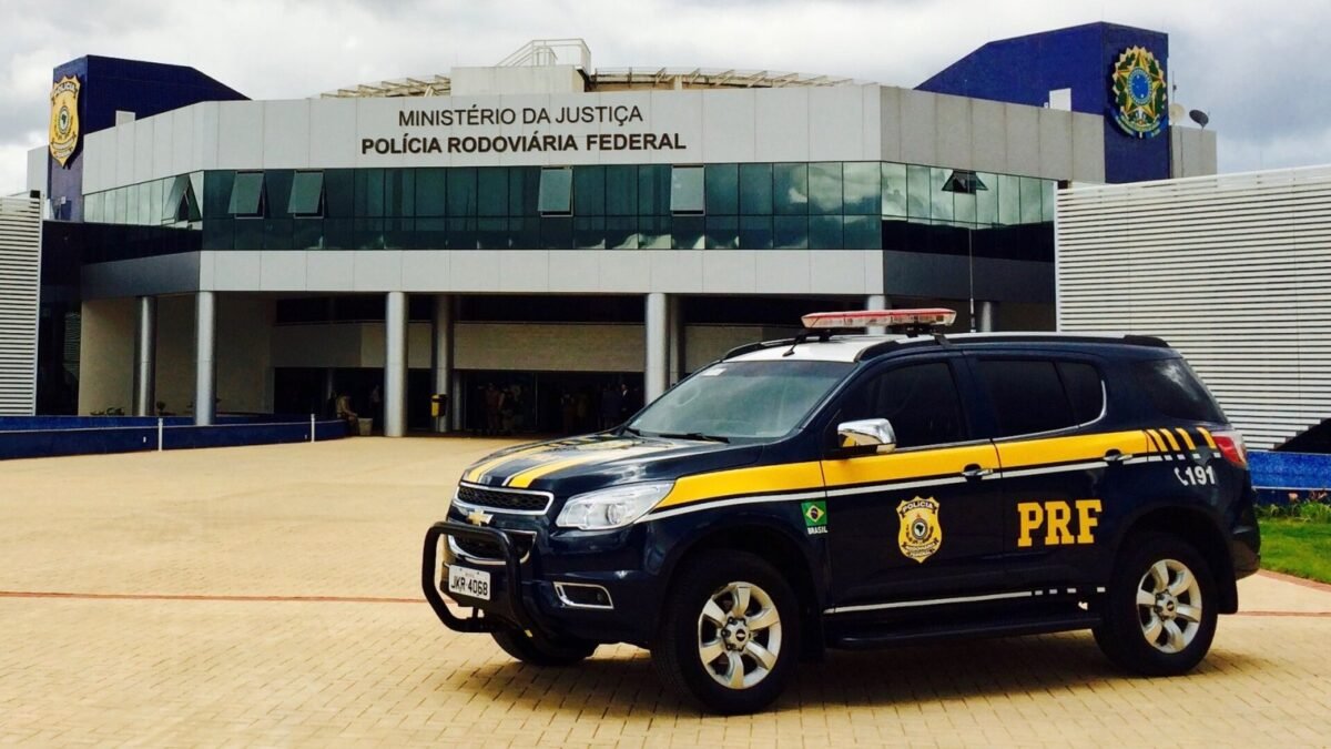 PRF apreende eletrônicos em ônibus na BR-153, perto de Ourinhos Polícia Rodoviária Federal